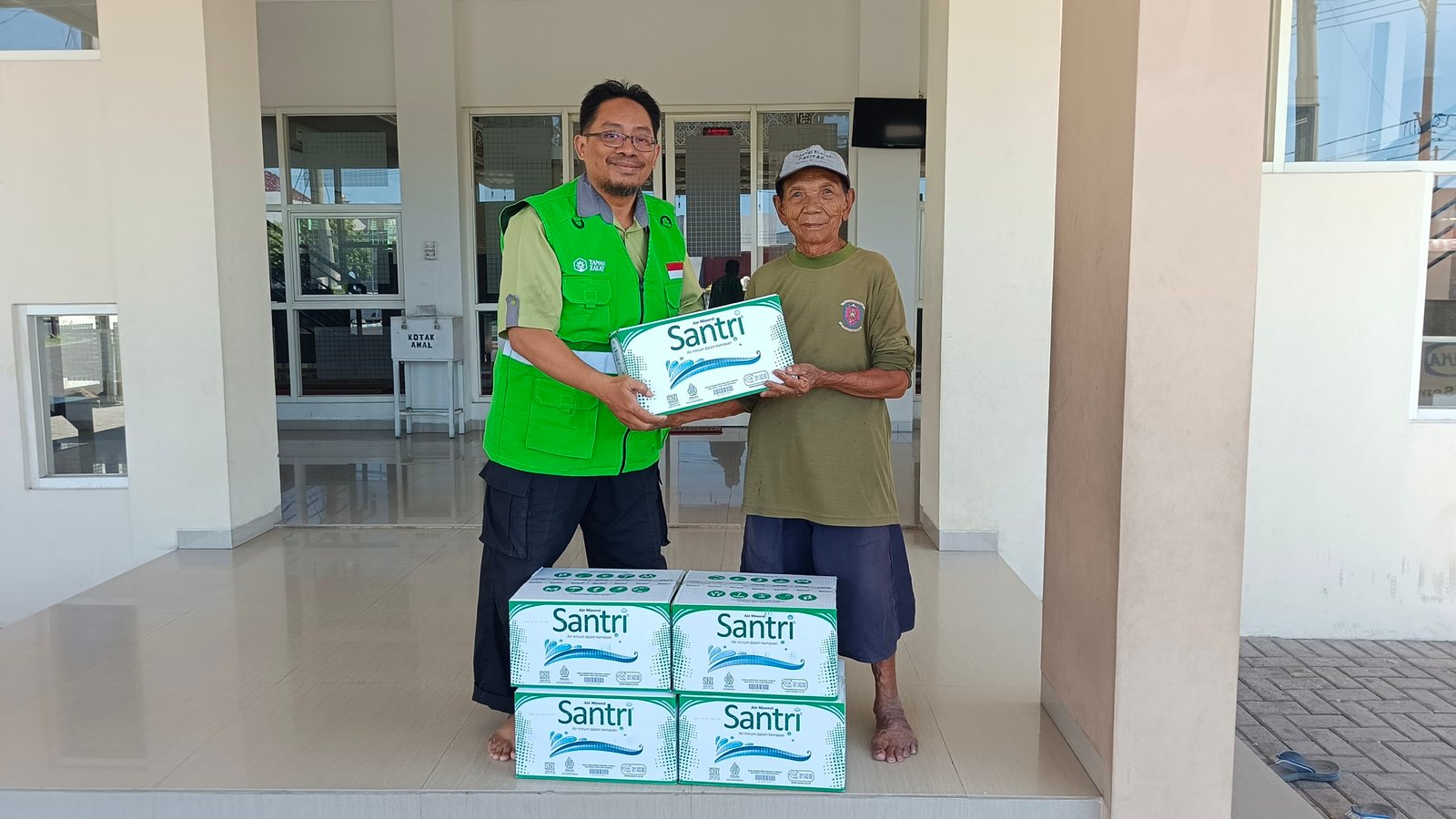PROGRAM PEDULI MASJID: MENJAGA KENYAMANAN JAMA'AH MELALUI DISTRIBUSI AIR MINUM