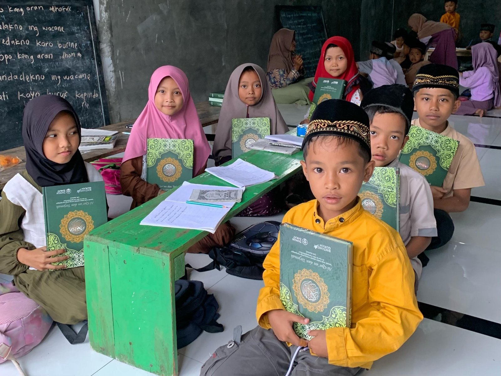 25 MUSHAF AL-QUR'AN DUKUNG SEMANGAT MENGAJI SANTRI TPQ GUNUNG UNTAL DI TRENGGALEK